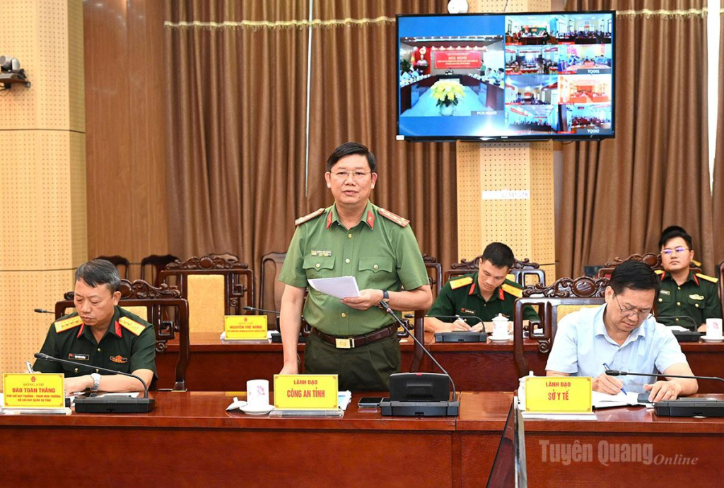 Lãnh đạo Công an tỉnh tham gia thảo luận đóng góp ý kiến vào các phương án ứng phó.