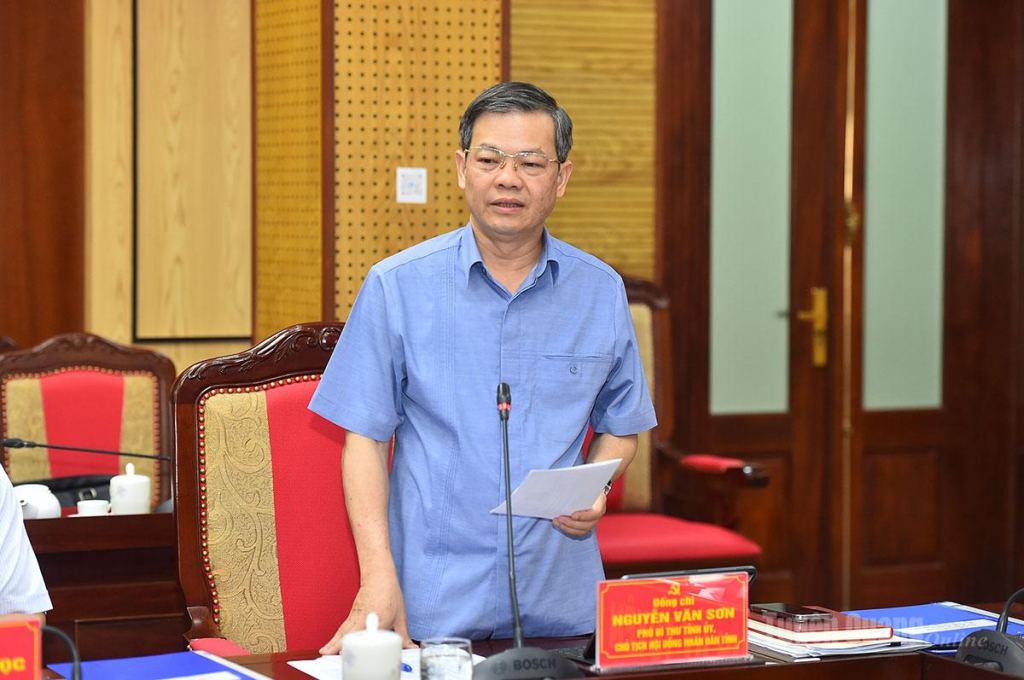 Đồng chí Chủ tịch HĐND tỉnh Nguyễn Văn Sơn phát biểu tại phiên họp.