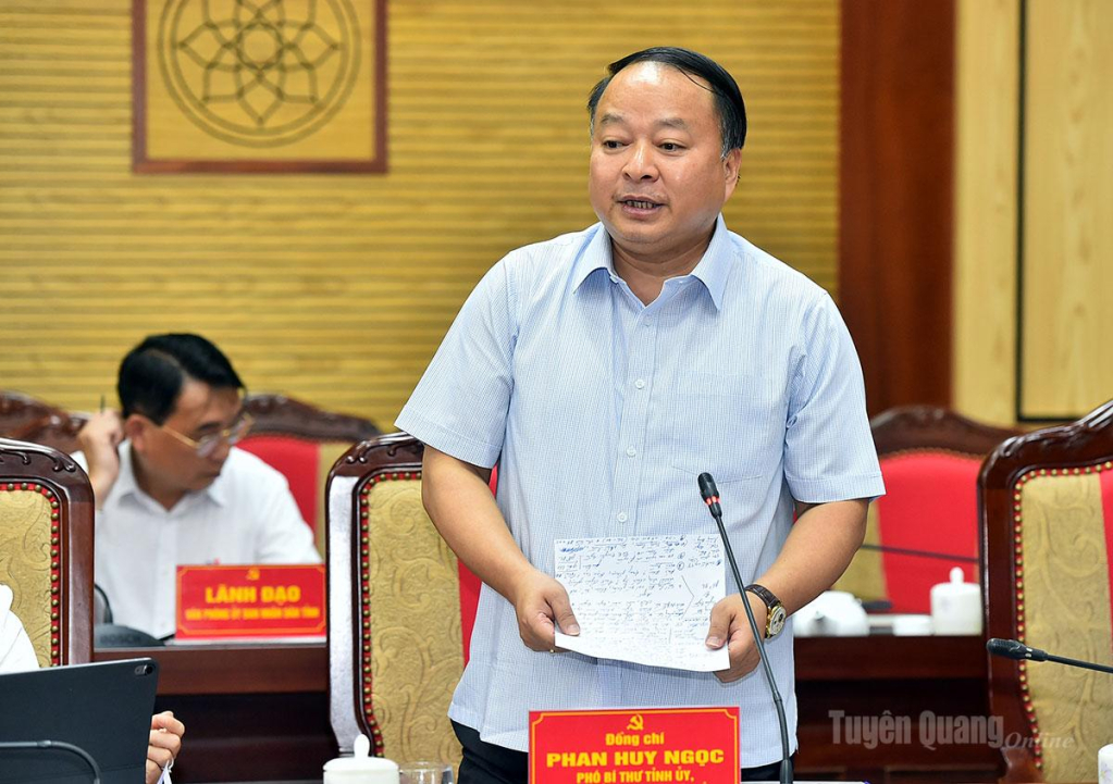 Đồng chí Phan Huy Ngọc, Chủ tịch UBND tỉnh phát biểu tại phiên họp.