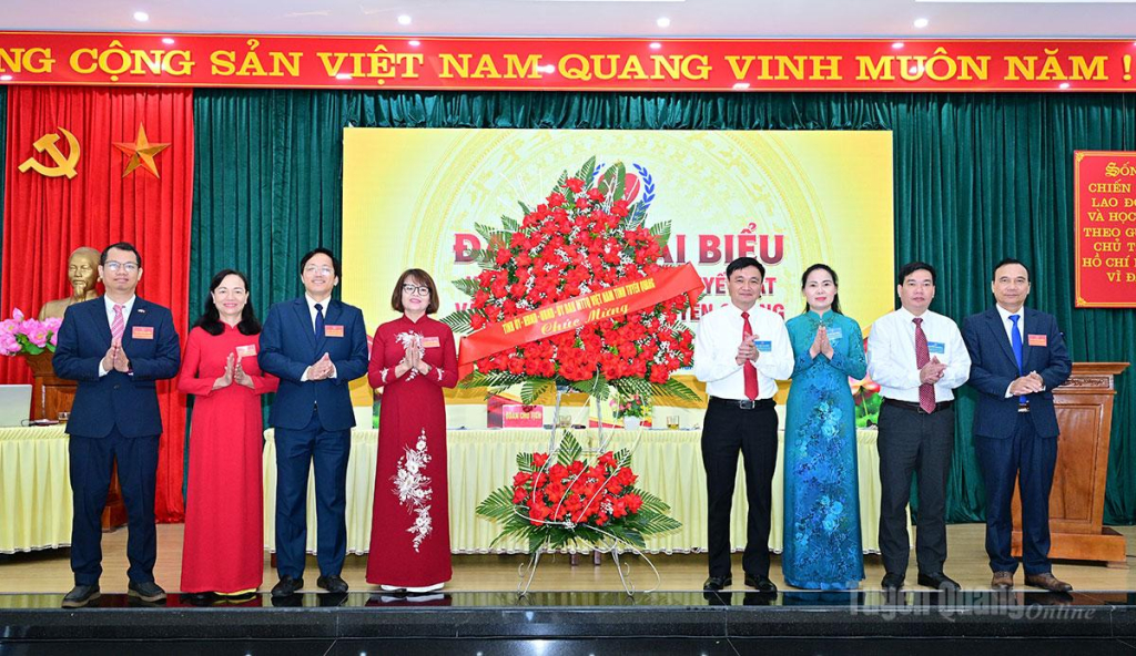 Thay mặt Tỉnh ủy, HĐND, UBND, Ủy ban MTTQ tỉnh, Phó Chủ tịch UBND tỉnh Đỗ Anh Tuấn và Phó Chủ tịch Ủy ban MTTQ VN tỉnh Âu Thị Mai chúc mừng Đại hội.