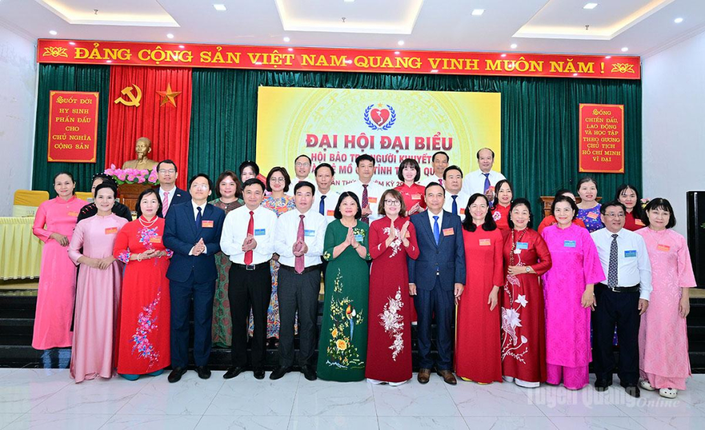 Lãnh đạo tỉnh và các đại biểu chúc mừng, chụp ảnh cùng Ban Chấp hành khóa mới.