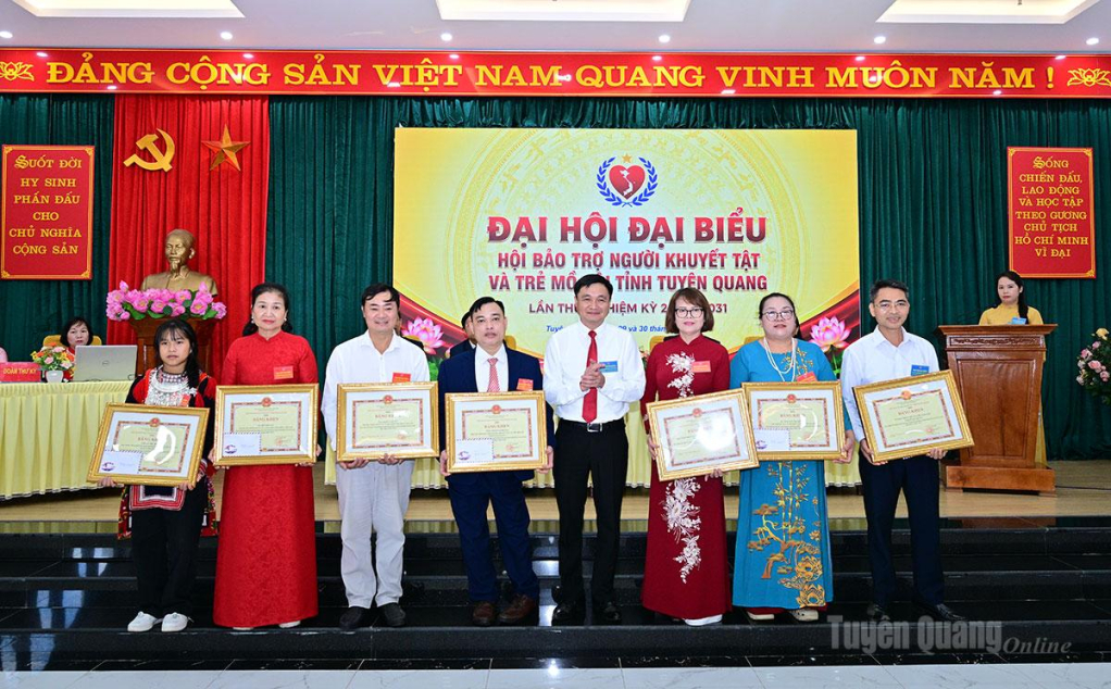 Đồng chí Đỗ Anh Tuấn trao Bằng khen của Chủ tịch UBND tỉnh cho 2 tập thể, 5 cá nhân.