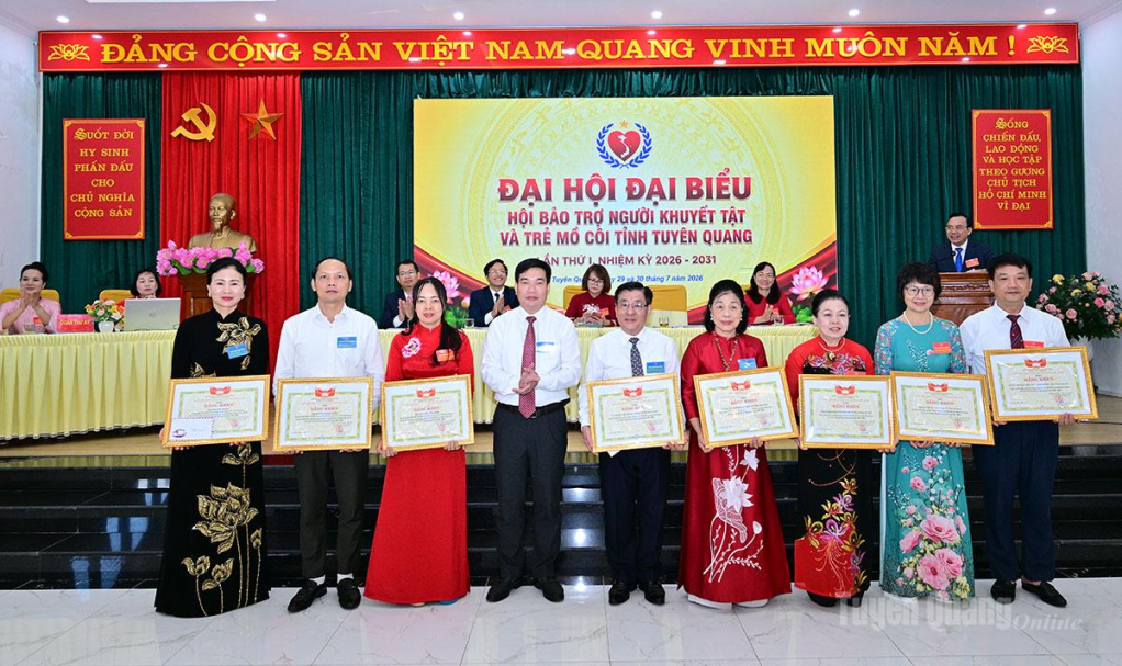 Lãnh đạo Ủy ban MTTQ VN tỉnh trao Bằng khen của Chủ tịch Ủy ban MTTQ VN tỉnh cho các tập thể, cá nhân.