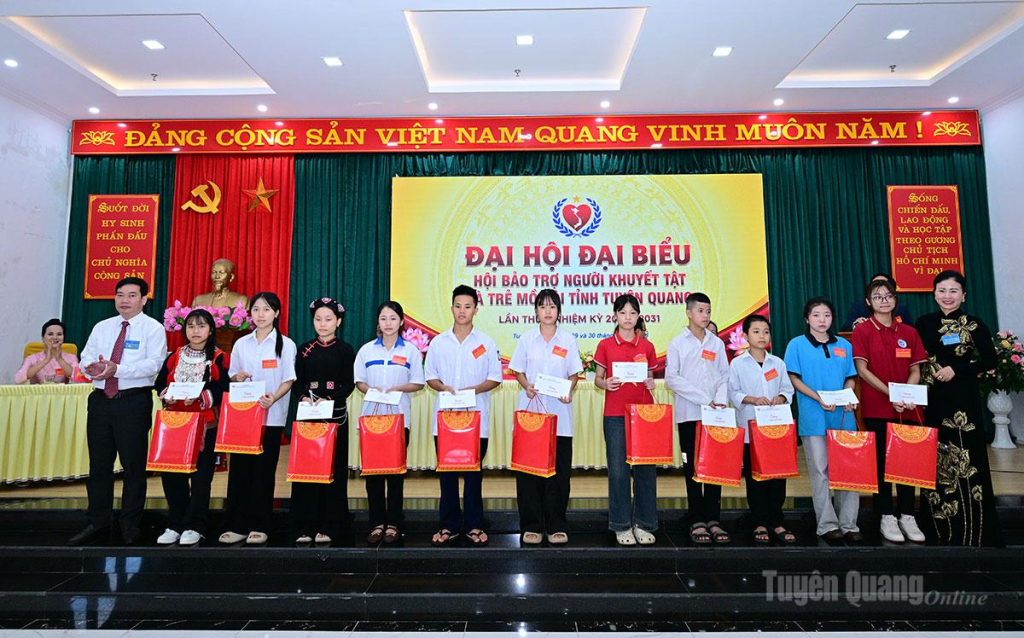 Lãnh đạo Ủy ban MTTQ VN tỉnh và nhà tài trợ trao quà cho trẻ mồi côi.