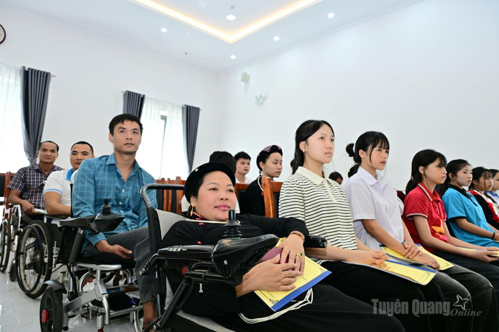 Đại biểu người khuyết tật và trẻ mồ côi dự Đại hội.