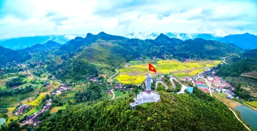 Hai ngôi làng Lô Lô Chải và Séo Lủng nằm ngay dưới chân Cột cờ Quốc gia Lũng Cú.