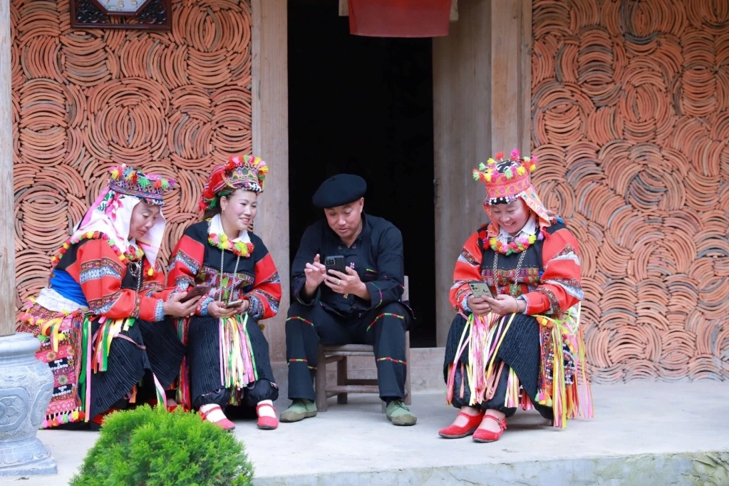 Trưởng thôn Lô Lô Chải Sình Dỉ Gai với bàn con trong thôn.