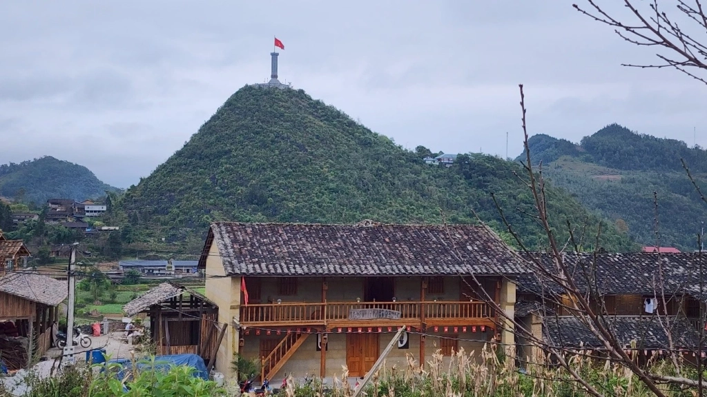 Cột cờ Lũng Cú từ góc nhìn thôn Lô Lô Chải.