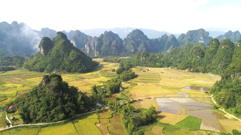Cánh đồng Thượng Lâm xanh mướt, được bao bọc bởi quần thể 99 ngọn núi gắn với truyền thuyết chim Phượng hoàng bay về làm tổ.