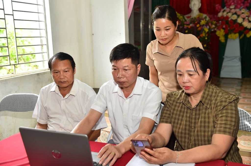Cán bộ thôn Yên Phú trao đổi về ứng dụng CNTN, chuyển đổi số.