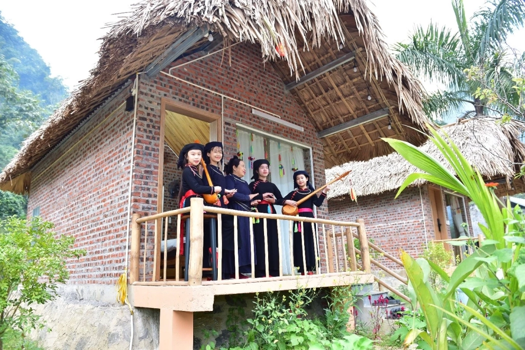 Nghệ nhân truyền dạy hát Then, đàn tính cho thế hệ trẻ.