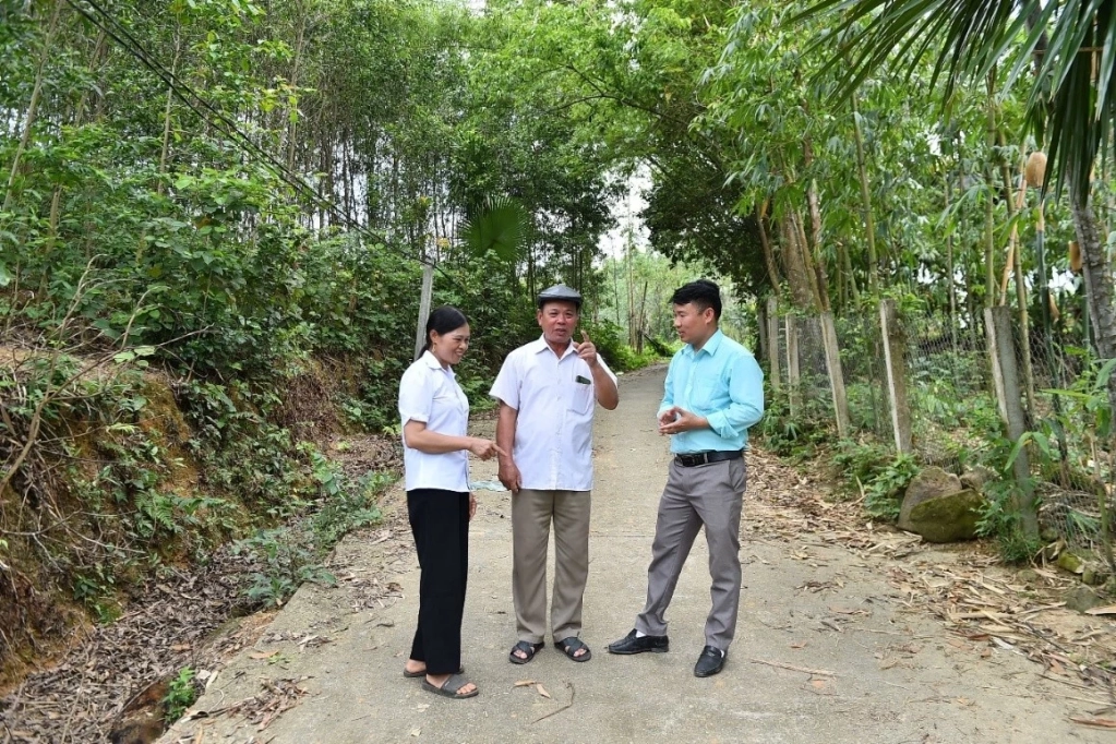 Ông Vịnh cùng người dân Khe Thuyền trao đổi về sáp nhập thôn bản.