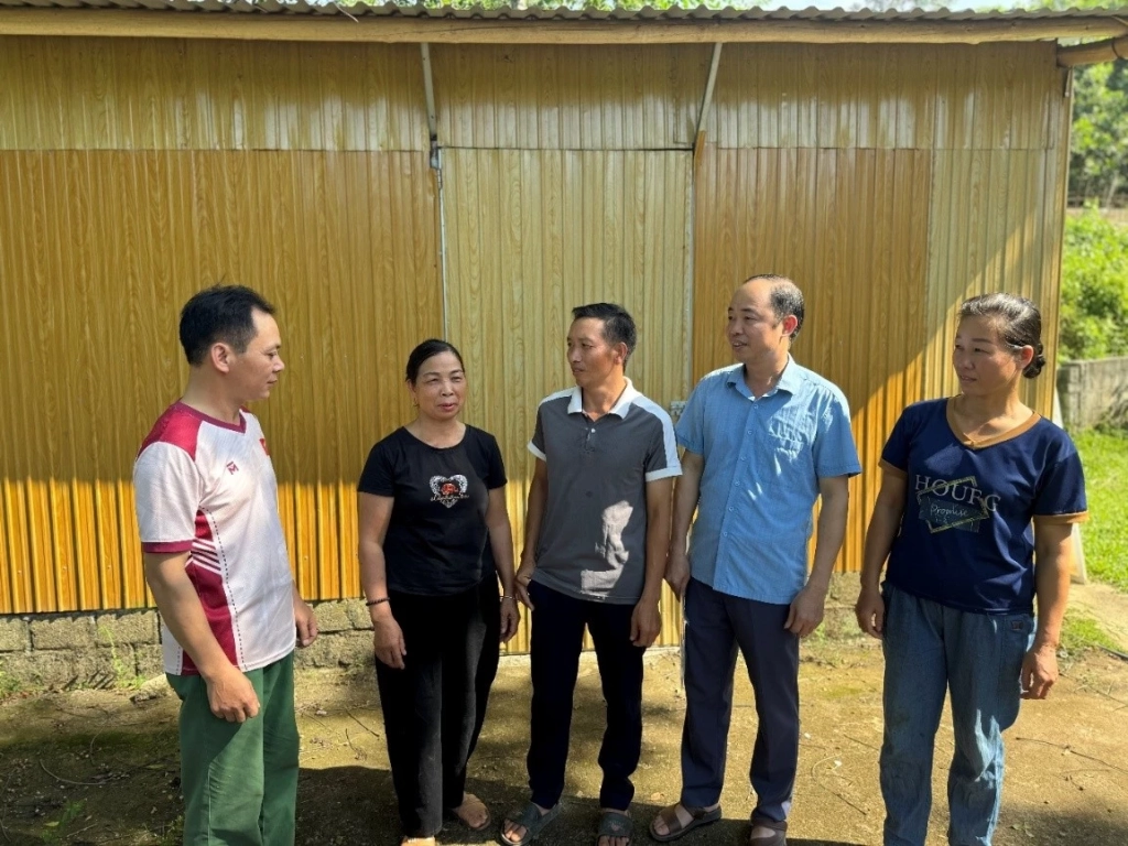 Anh Ninh Văn Chi, Phó trưởng phòng Văn hóa - xã hội xã Hùng Lợi (người đứng thứ 2 bên phải) gặp gỡ trưởng, ban công tác mặt trận các thôn.