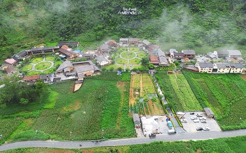 Toàn cảnh Làng văn hóa du lịch cộng đồng dân tộc Hmông dưới chân đèo Mã Pì Lèng.