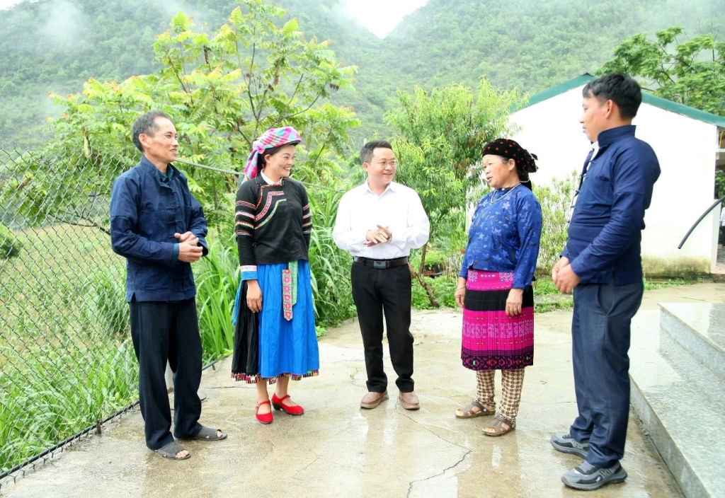 Bí thư Chi bộ thôn Sùng Thài, xã Thắng Mố (thứ 2 bên trái) trao đổi với các đảng viên.