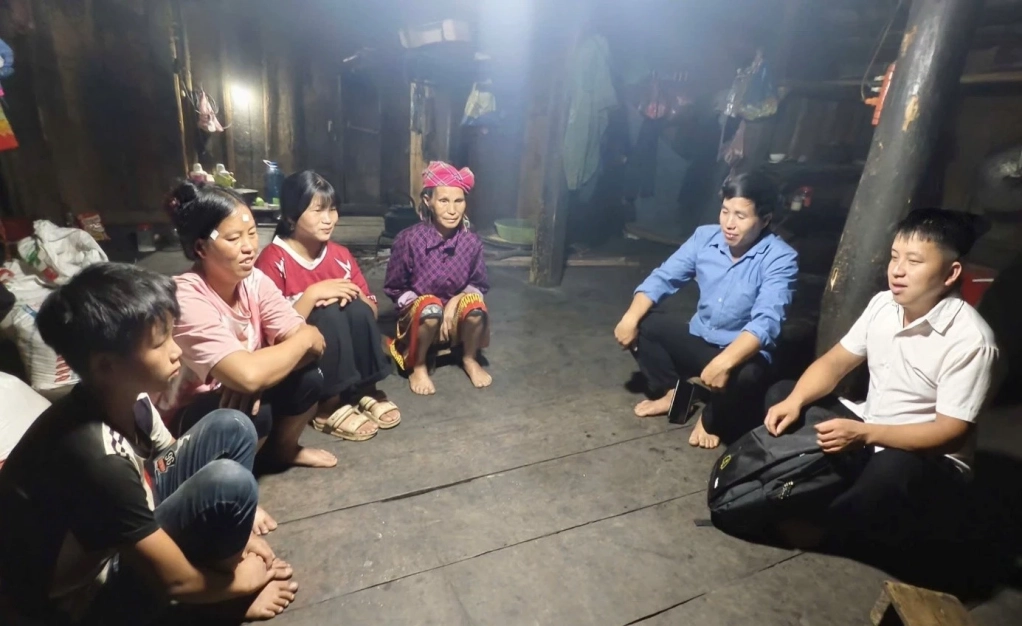 Bí thư Chi bộ thôn Cốc Cang xã Nấm Dẩn Lò Seo Cháng (bên phải) trao đổi với người dân về việc xây dựng quy ước, hương ước của thôn mới.