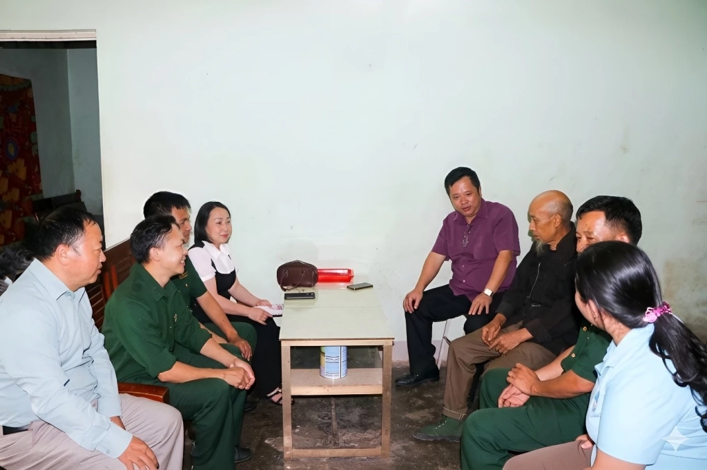 Đồng chí Cự Minh Long, Chủ tịch UBND xã Thắng Mố với người dân.