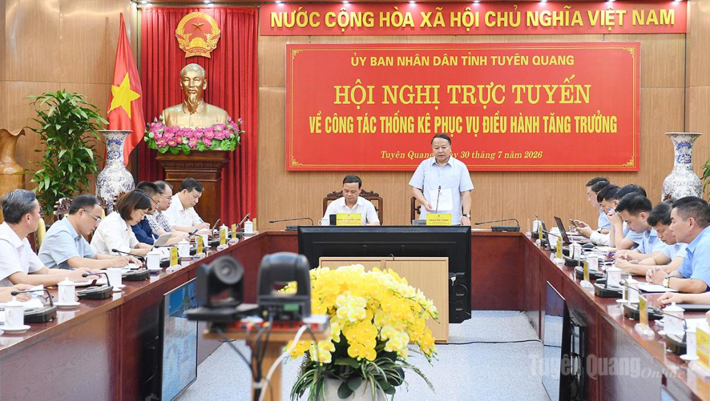 Đồng chí Chủ tịch UBND tỉnh Phan Huy Ngọc phát biểu chỉ đạo tại hội nghị.