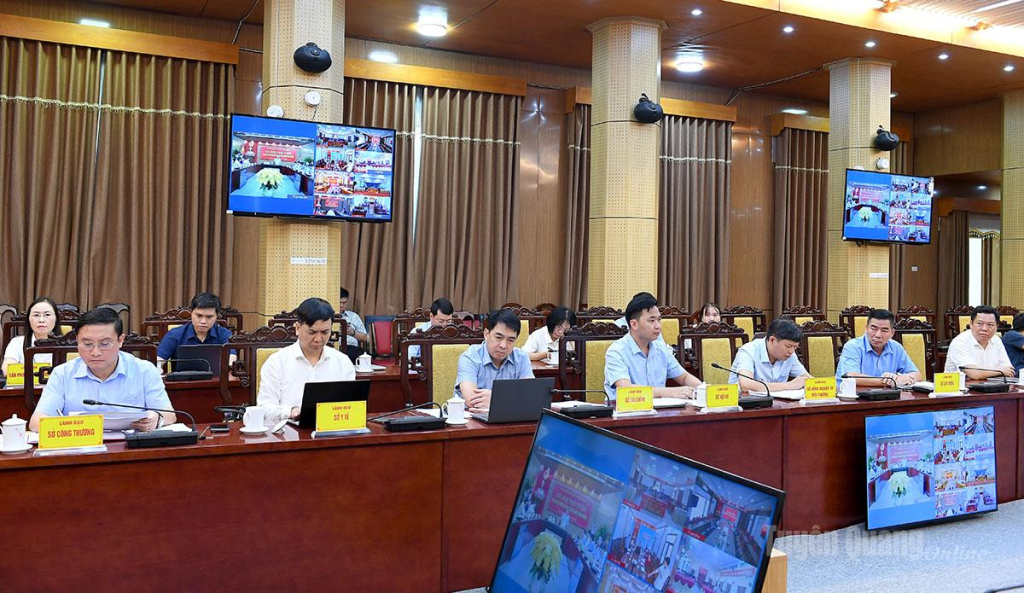 Lãnh đạo các sở, ngành dự hội nghị.