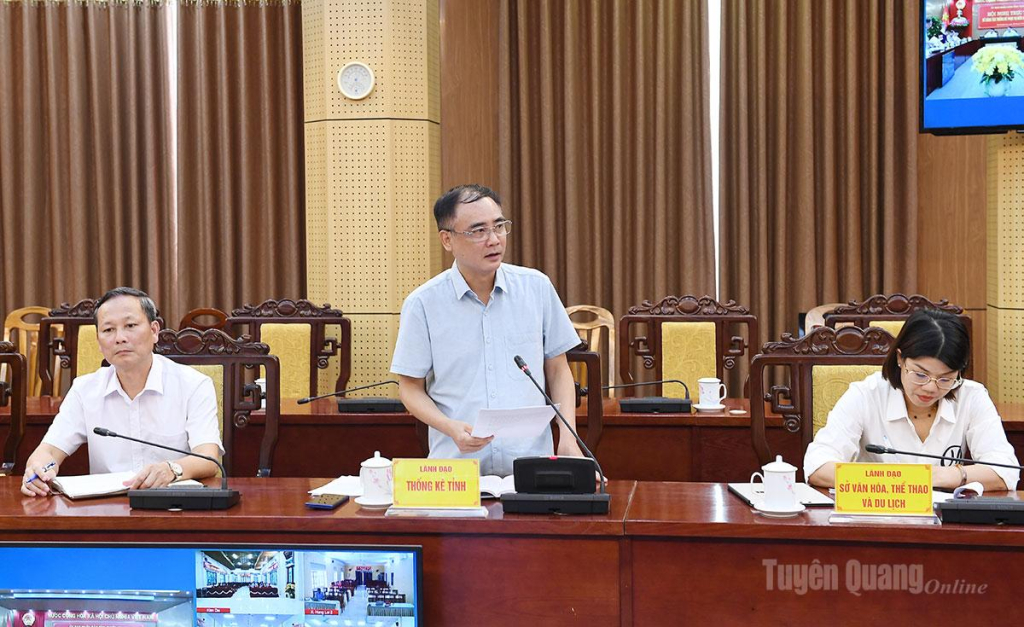 Lãnh đạo Thống kê tỉnh báo cáo tình hình thực hiện mục tiêu tăng trưởng và công tác thống kê phục vụ theo dõi, đánh giá, điều hành tăng trưởng kinh tế trên địa bàn tỉnh.