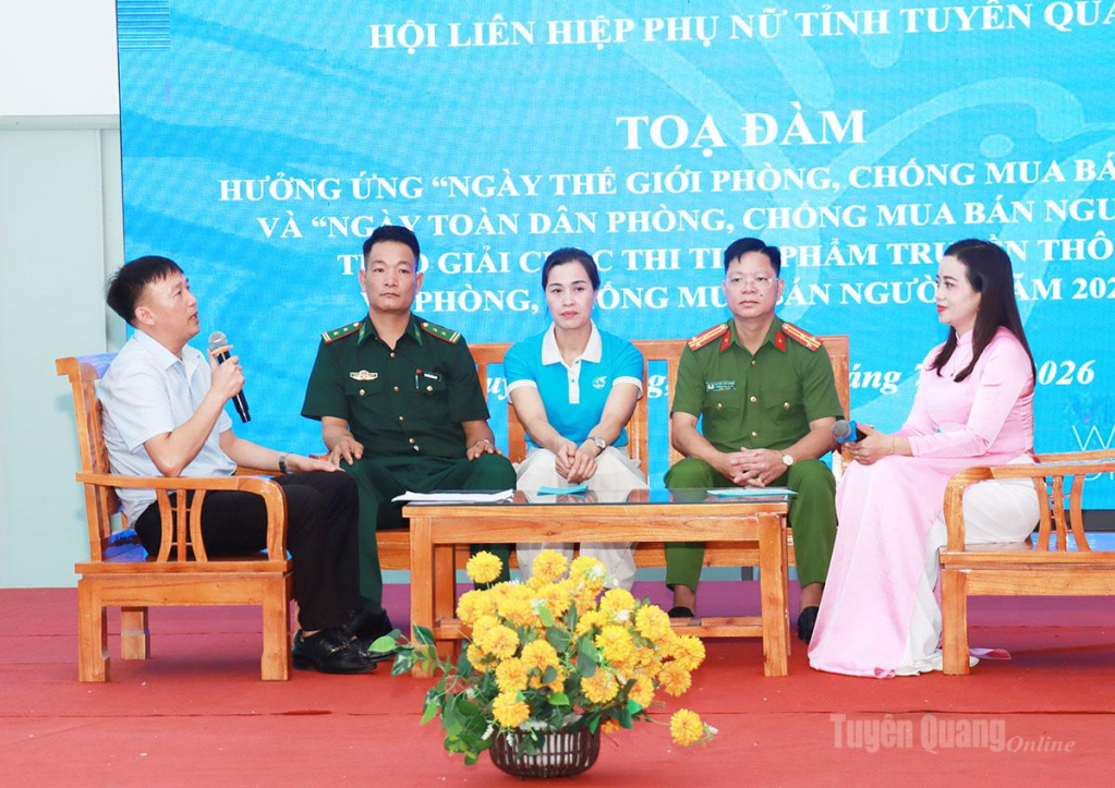 Các đại biểu trao đổi, chia sẻ kinh nghiệm về công tác phòng, chống mua bán người tại tọa đàm.