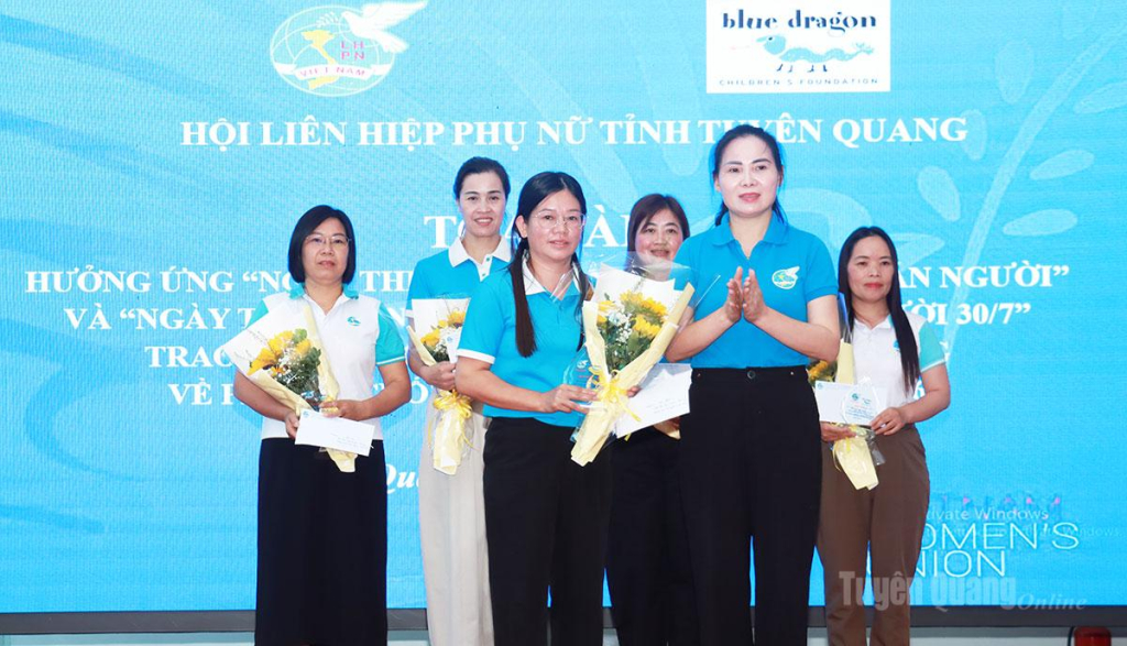 Lãnh đạo Hôi Liên hiệp Phụ nữ tỉnh trao giải Nhất Cuộc thi tiểu phẩm truyền thông về phòng, chống mua bán người năm 2026 cho đội thi xã Sơn Vĩ.