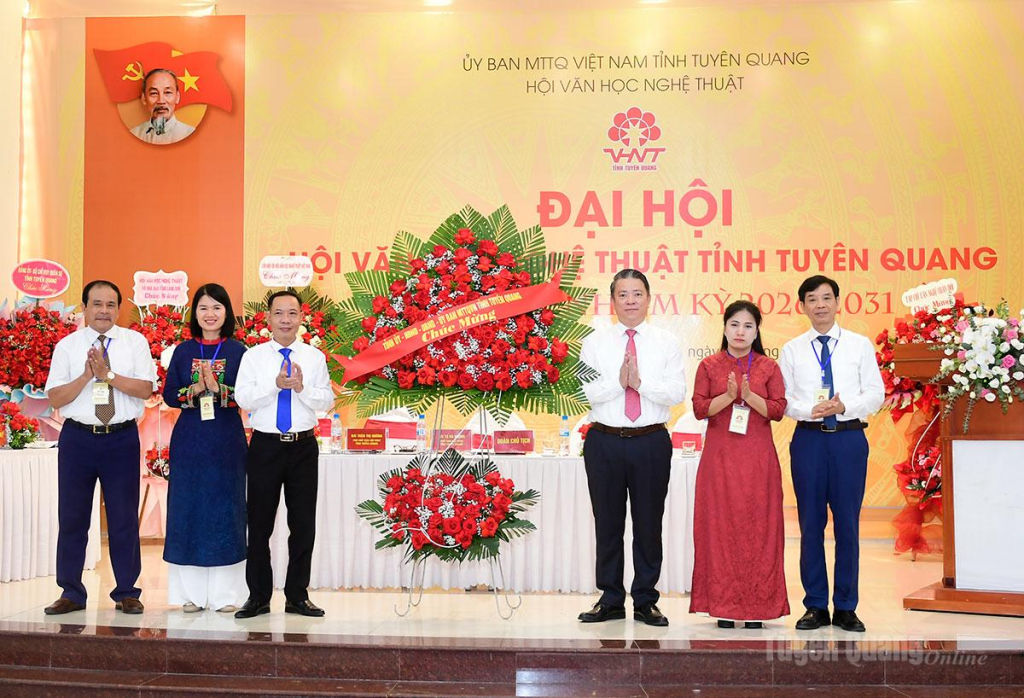 Thay mặt các đồng chí lãnh đạo tỉnh, đồng chí Trần Mạnh Lợi, Ủy viên BTV Tỉnh ủy, Trưởng Ban Tuyên giáo và Dân vận Tỉnh ủy tặng hoa chúc mừng Đại hội.