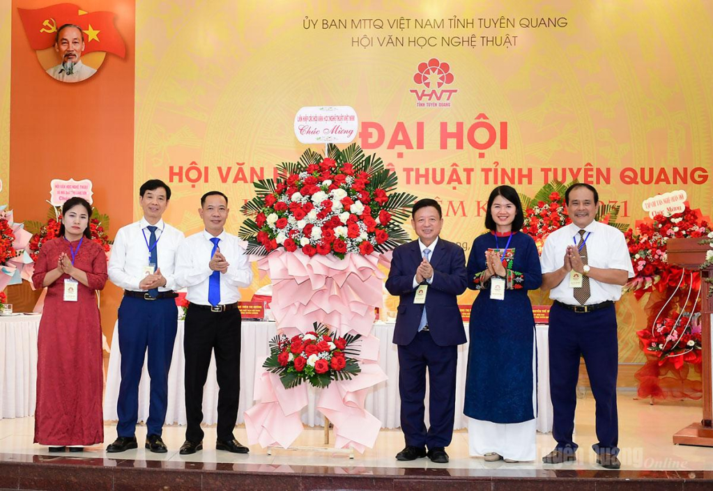 Phó Giáo sư, Tiến sĩ, Nhạc sĩ Đỗ Hồng Quân, Chủ tịch Liên hiệp các Hội Văn học nghệ thuật Việt Nam tặng hoa chúc mừng Đại hội.