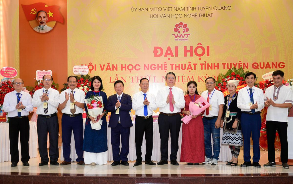 Đại biểu tặng hoa chúc mừng Ban Chấp hành Hội Văn học Nghệ thuật tỉnh Tuyên Quang, khóa I, nhiệm kỳ 2026-2031.