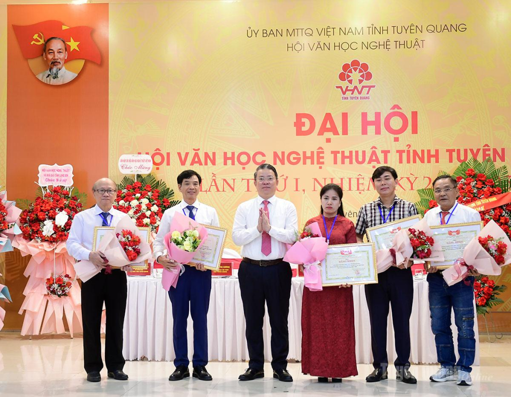 Đồng chí Trần Mạnh Lợi, Ủy viên Ban Thường vụ Tỉnh ủy, Trưởng Ban Tuyên giáo và Dân vận trao Bằng khen cho các tập thể.