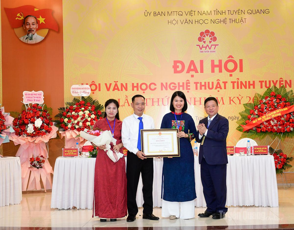 Lãnh đạo Liên hiệp các Hội Văn học nghệ thuật Việt Nam tặng Bằng khen cho Hội Văn học Nghệ thuật tỉnh Tuyên Quang.