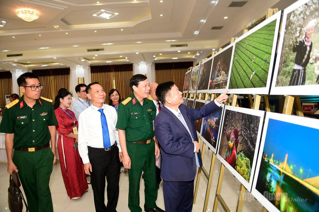 Đại biểu tham quan triển lãm ảnh thành tựu phát triển kinh tế - xã hội, quốc phòng, an ninh trên địa bàn tỉnh Tuyên Quang tại Đại hội.