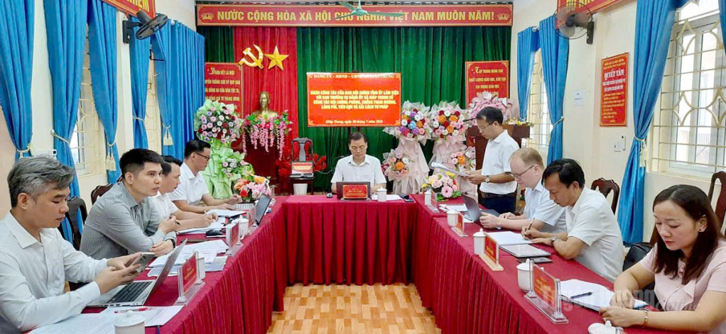 Lãnh đạo xã Giáp Trung báo cáo với đoàn công tác tại buổi làm việc.