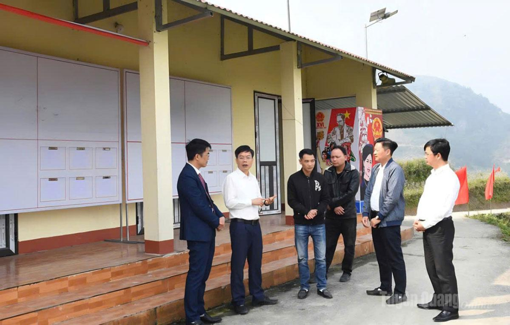 Lãnh đạo Ban Tuyên giáo và Dân vận Tỉnh ủy khảo sát công tác tuyên truyền tại thôn Tả Ván, xã Lao Chải.