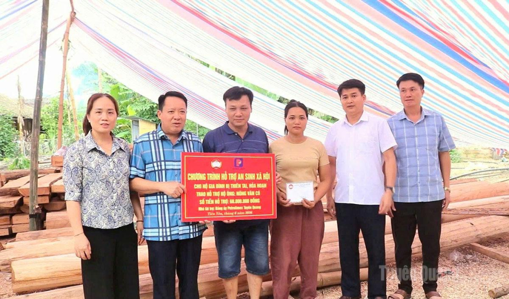 Đồng chí Hoàng Trọng Khoắn, Bí thư Đảng ủy xã Tiên Yên (đứng giữa) kiểm tra cầu Hạ Quang mới được đưa vào sử dụng trong năm 2026.