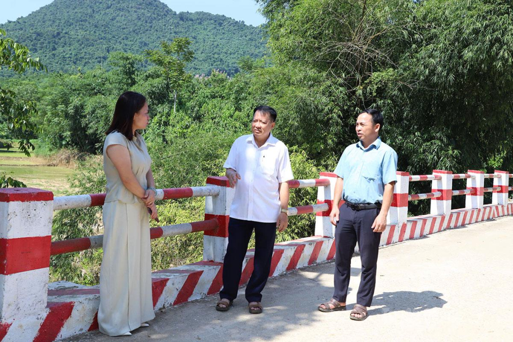 Đồng chí Hoàng Trọng Khoắn, Bí thư Đảng ủy xã Tiên Yên cùng các nhà hảo tâm trao tiền hỗ trợ gia đình anh Nông Văn Có bị hỏa hoạn.