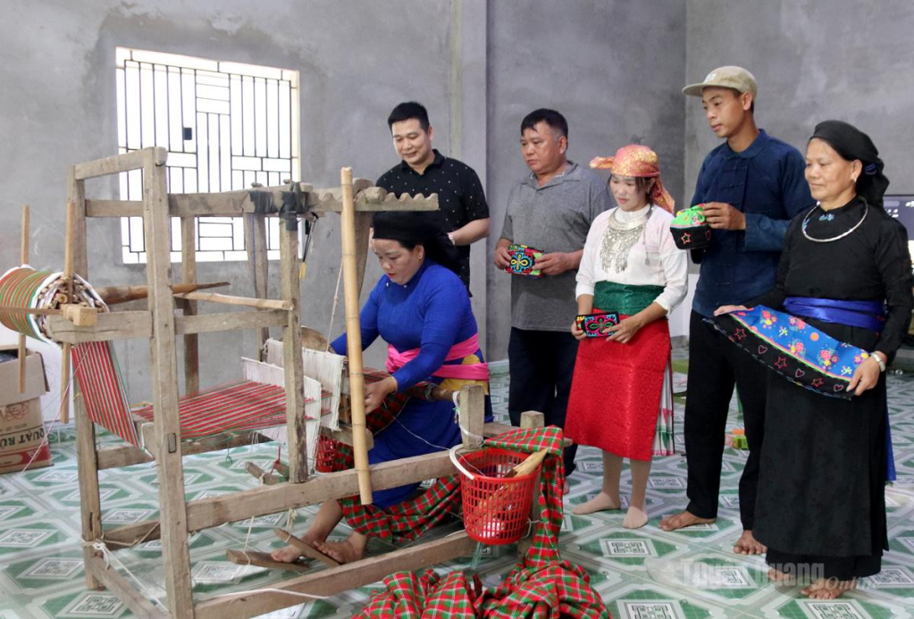 Vợ chồng anh Nguyễn Văn Lượng - Vừ Thị Say (thứ 2 và 3 từ phải sang) được các chủ homestay chia sẻ kinh nghiệm gìn giữ bản sắc gắn với phát triển du lịch cộng đồng.