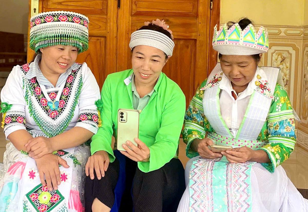 Hội viên phụ nữ tại thôn Ngòi Sen, xã Yên Phú từng bước tiếp cận công nghệ số trong đời sống hằng ngày.