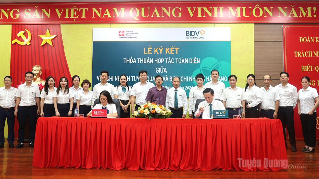 Lãnh đạo 2 đơn vị thực hiện ký kết Thỏa thuận hợp tác toàn diện.