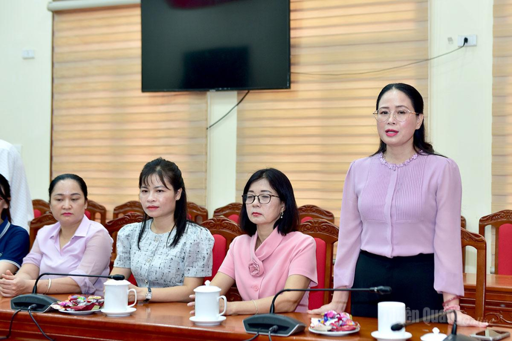 Đồng chí Tăng Thị Hà, Phó Giám đốc Báo và phát thanh, truyền hình Tuyên Quang phát biểu chúc mừng Ban Tuyên giáo và Dân vận Tỉnh ủy nhân Ngày truyền thống ngành Tuyên giáo của Đảng.