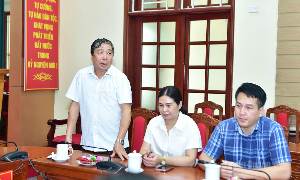 Đồng chí Nguyễn Văn Hưng, Phó Trưởng ban Ban Tuyên giáo và Dân vận Tỉnh ủy cảm ơn tình cảm, sự quan tâm của tập thể lãnh đạo, viên chức và người lao động Báo và phát thanh, truyền hình Tuyên Quang.
