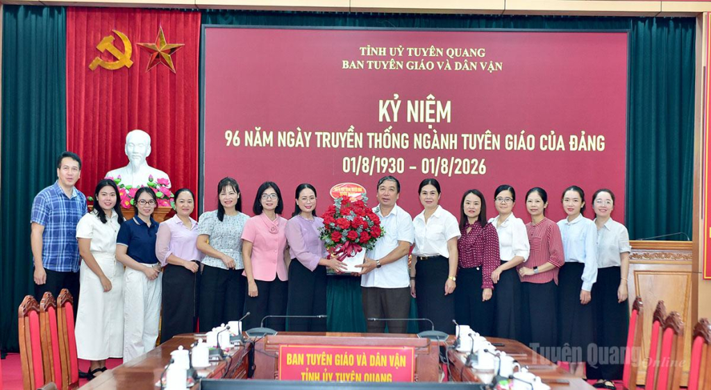 Lãnh đạo Báo và phát thanh, truyền hình Tuyên Quang tặng hoa chúc mừng Ban Tuyên giáo và Dân vận Tỉnh ủy nhân Ngày truyền thống ngành Tuyên giáo của Đảng.
