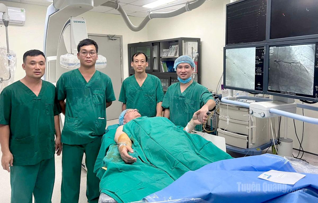 Các bác sĩ Bệnh viện Đa khoa Hà Giang thực hiện thành công ca can thiệp tim mạch cấp cứu, cứu sống bệnh nhân người nước ngoài bị nhồi máu cơ tim cấp.