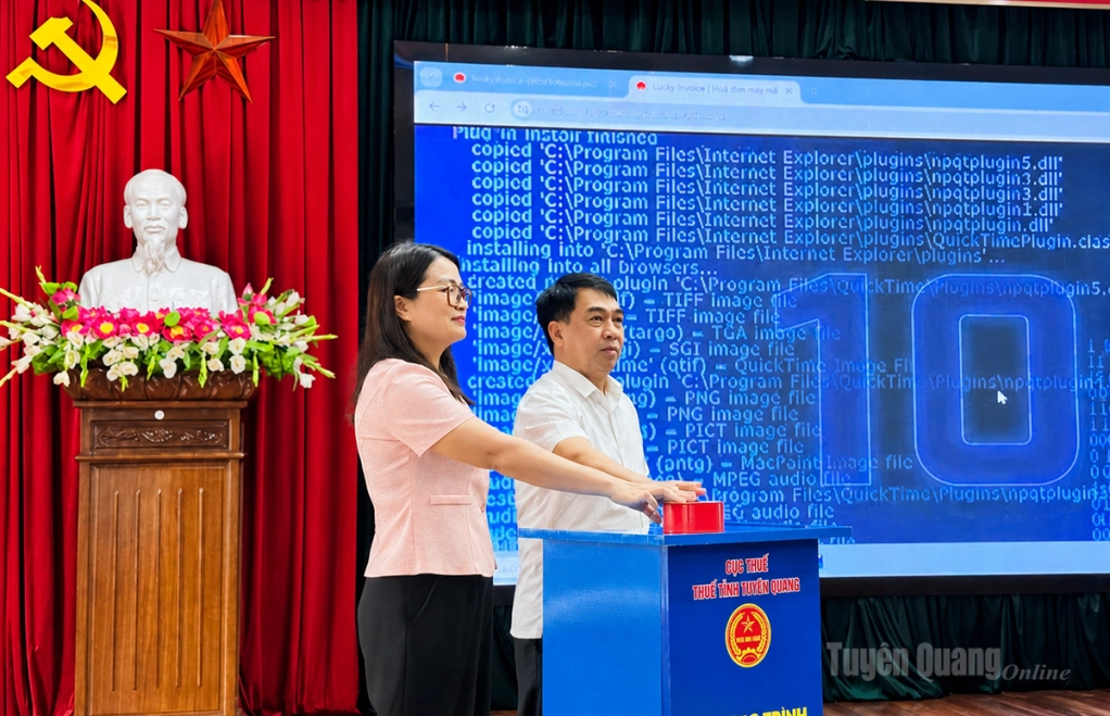 Lãnh đạo Sở Tài chính và Báo và phát thanh, truyền hình Tuyên Quang, thành viên Hội đồng giám sát bấm nút lựa chọn ngẫu nhiên, xác định các hóa đơn trúng thưởng Quý I/2026.