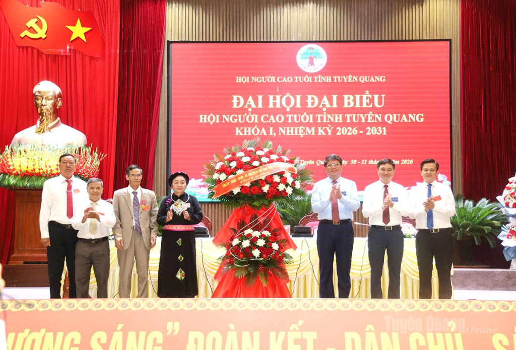 Đồng chí Hà Trung Kiên, Ủy viên Ban Thường vụ Tỉnh ủy, Phó Chủ tịch Thường trực Ủy ban MTTQ Việt Nam tỉnh Tuyên Quang và Phó Chủ tịch UBND tỉnh Đỗ Anh Tuấn tặng lẵng hoa của Tỉnh ủy, HĐND, UBND, Ủy ban MTTQ tỉnh chúc mừng Đại hội.