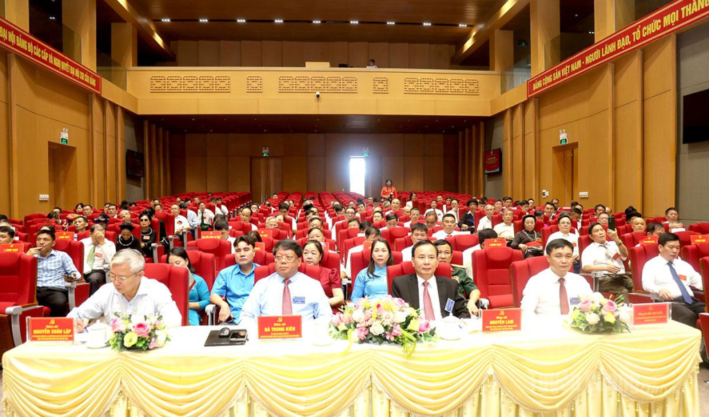 Các đồng chí lãnh đạo tỉnh và Trung ương Hội Người cao tuổi Việt Nam dự Đại hội.