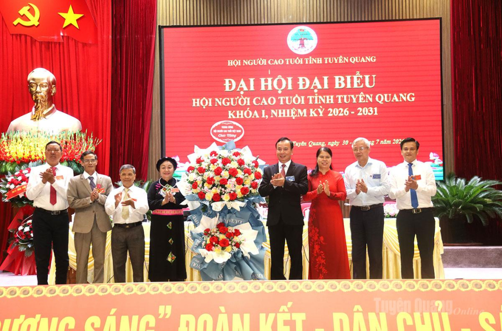 Lãnh đạo Trung ương Hội Người cao tuổi Việt Nam tặng lẵng hoa chúc mừng Đại hội.