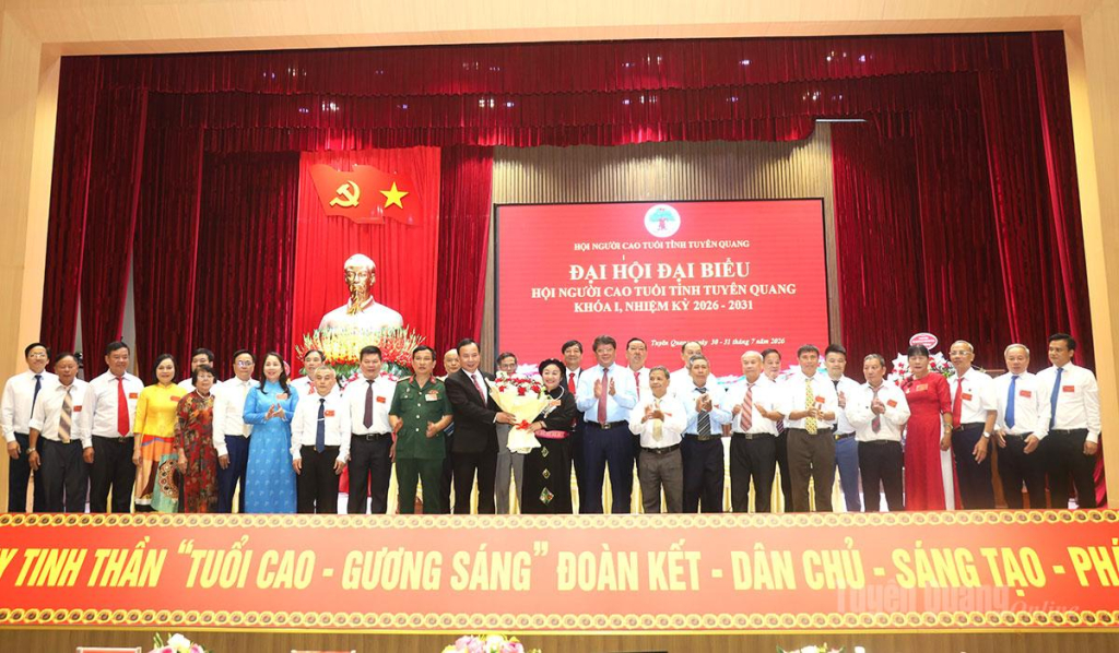 Các đồng chí lãnh đạo tỉnh và Trung ương Hội Người cao tuổi Việt Nam tặng hoa chúc mừng Ban Chấp hành Hội Người cao tuổi tỉnh khóa mới.