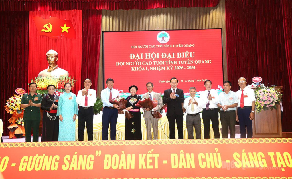 Các đồng chí lãnh đạo tỉnh và Trung ương Hội Người cao tuổi Việt Nam tặng hoa chúc mừng Đoàn đại biểu Hội Người cao tuổi tỉnh đi dự đại hội cấp trên.