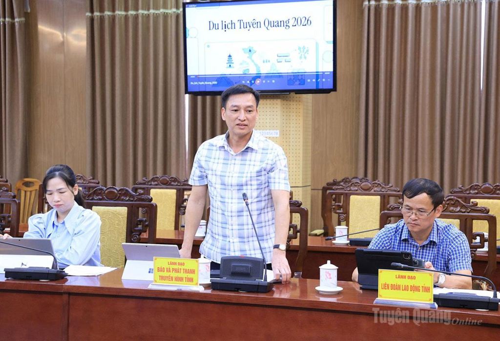 Lãnh đạo Báo và phát thanh, truyền hình Tuyên Quang phát biểu tại cuộc họp.